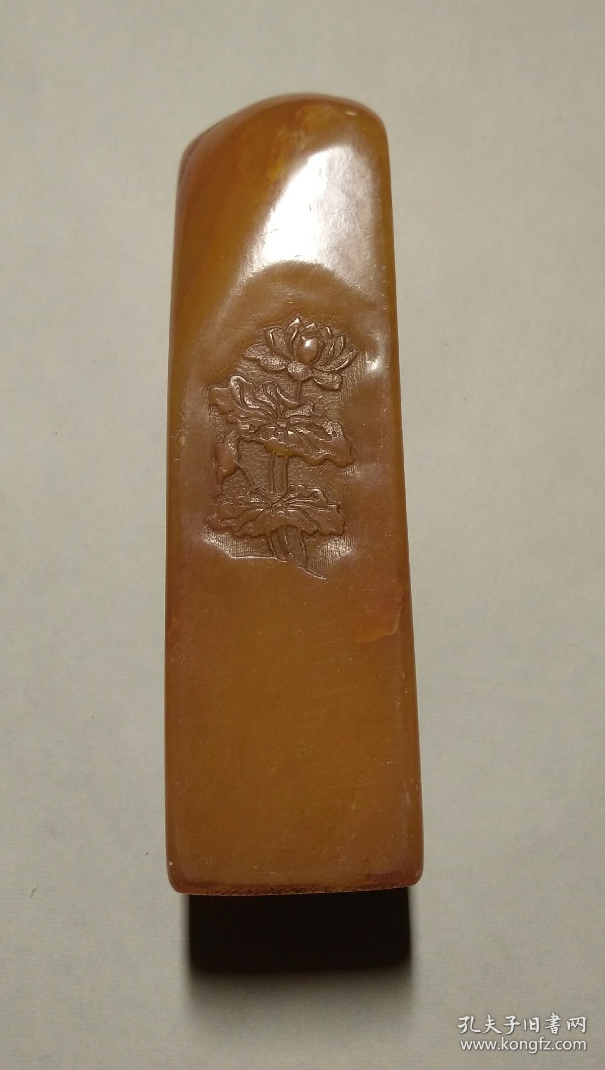 【图】小池款田黄印章一枚印文:悠然见南山边款刻:戊午冬小池作,拍品