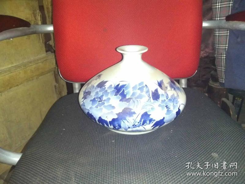 景德镇名家多年前精品小口花瓶，手工绘画，很素雅，胎很厚重近6斤，口有一缺，不影响收藏使用，残缺美！