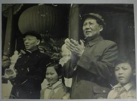 1953年国庆节庆祝中华人民共和国成立毛泽东主席刘少奇在天安门城楼和少年儿童大幅原版照片，齐观山拍摄厚布纹相纸