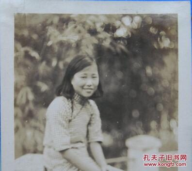 民国老照片：民国旗袍美女——葛敏智（上海爱国女子学校），此女登上民国十九年十二月二十八日《图画时报》，叶长烈摄影。有背题【桐阴委羽系列】