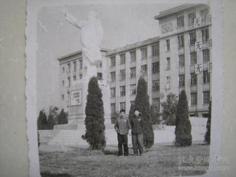 老照片四川某大学毛主席塑像前