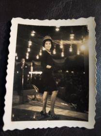 五十年代女明星林黛时装秀老照片一张