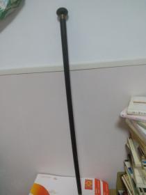 民国老木拐杖，，，国民党逃跑台湾时期没有带走的老拐杖。长83厘米，上下都有铜箍。