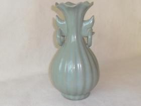 单色釉花瓶。