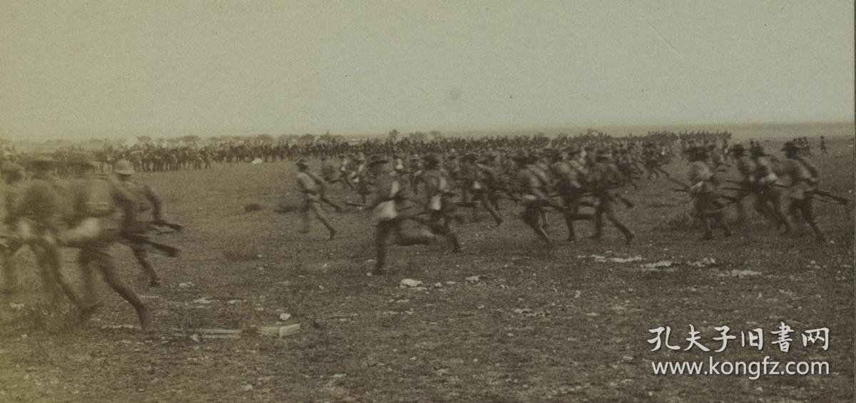 清末民国立体照片---1901年南非马弗京，第二次布尔战争中，英国新南威尔士布什曼军团，在一轮射击过后再次发起冲锋
