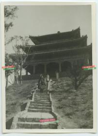 民国1948年2月22日北京景山万春亭老照片，泛银。万春亭位于景山的中峰，是北京城南北中轴线上最高和最佳的观景点。