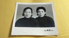 1964年长沙华昌照相馆双人照一张.