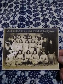 上海朵识工会天一三厂分会莲湘队合影，1950.10.1