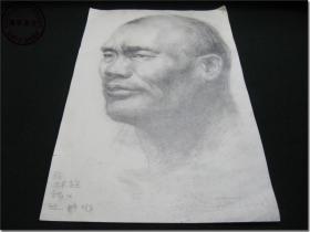 【上世纪五、六十年代一位老画家人物头像素描手工画稿·之一】，铅笔手工绘制，专用厚版素描纸，8开，尺寸：38.1厘米×26.1厘米，画稿右下角有英文签名，但是款名不认识。 该幅素描的画面层次自然鲜明，人物面部表情凝重传神，带给人一种强烈的视觉冲击效果，可以感受到这位画家非凡艺术功底，据此判断作者应该一位绘画大家。