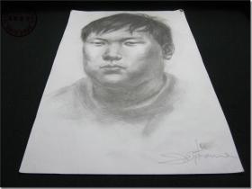 【上世纪五、六十年代一位老画家人物头像素描手工画稿·之二】，铅笔手工绘制，专用厚版素描纸，8开，尺寸：38.1厘米×26.1厘米，画稿右下角有英文签名，但是款名不认识。 该幅素描的画面层次自然鲜明，人物面部表情凝重传神，带给人一种强烈的视觉冲击效果，可以感受到这位画家非凡艺术功底，据此判断作者应该一位绘画大家。