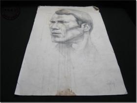 【上世纪五、六十年代一位老画家人物头像素描手工画稿·之四】，铅笔手工绘制，专用厚版素描纸，8开，尺寸：38.1厘米×26.1厘米，画稿右下角有英文签名，但是款名不认识。 该幅素描的画面层次自然鲜明，人物面部表情凝重传神，带给人一种强烈的视觉冲击效果，可以感受到这位画家非凡艺术功底，据此判断作者应该一位绘画大家。