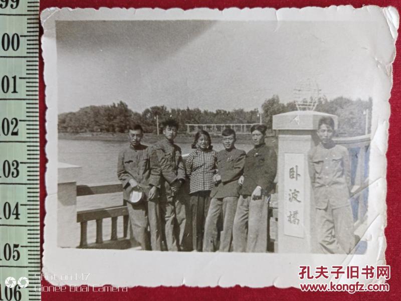 一般合影照8--卧波桥男女青年合影留念