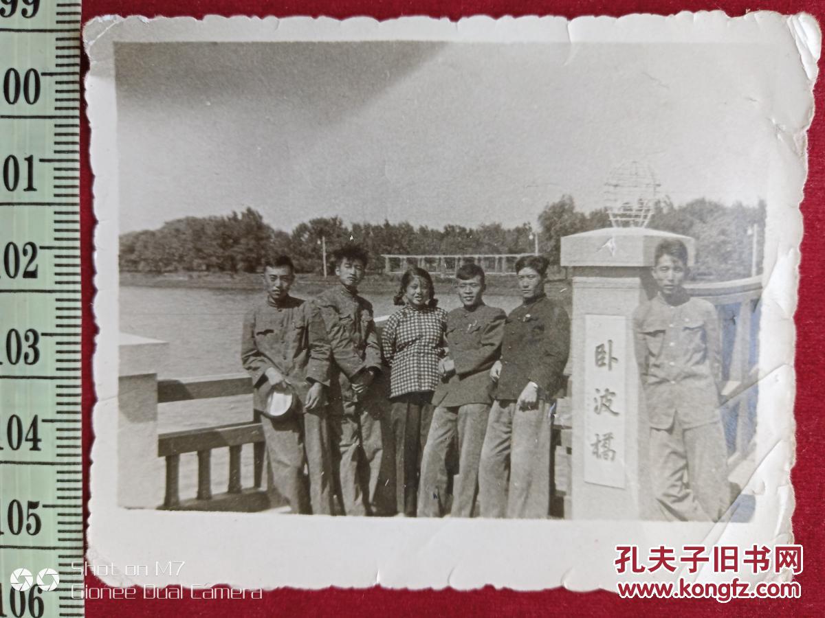 一般合影照8--卧波桥男女青年合影留念