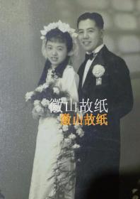 【民国老照片】顾子文、徐毓麟结婚照。顾子文（1916年出生。上海人。北京长城工程总公司高级工程师）。背面有字题