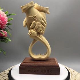 执子之手   与子携老
材质：大叶黄杨
规格：16-9-5.5cm
配有礼盒包装