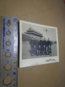 老照片  1965.11九位青壮年首都天安门留影