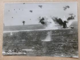 民国大幅银盐照片 1942年5月美国日本航空母舰编队珊瑚岛海战 美军航母列克星敦号被击沉瞬间 背面有文字说明 1942年日本读卖新闻社发行