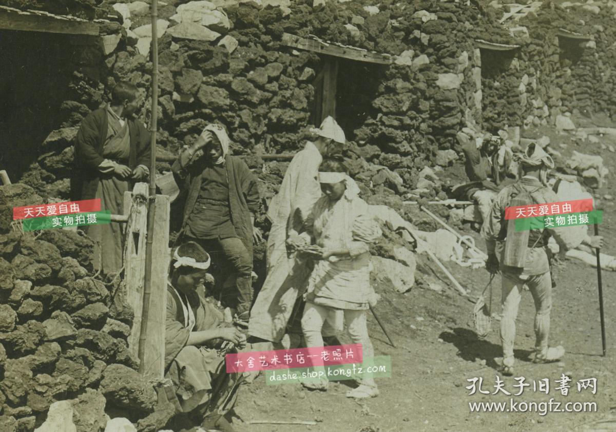 清末民国时期立体照片--清代日本富士山东麓，为登山者准备的途中临时休息小屋，清代立体照片一张。