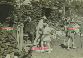 清末民国时期立体照片--清代日本富士山东麓，为登山者准备的途中临时休息小屋，清代立体照片一张。