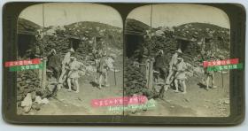 清末民国时期立体照片--清代日本富士山东麓，为登山者准备的途中临时休息小屋，清代立体照片一张。