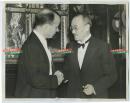 1938年日军侵华时期中国驻美国大使外交官王正廷, 与中国战时救助联合会主席小西奥多罗斯福会面握手