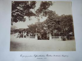 清末1881年摄影师照相馆香港植物公园轿子风景蛋白老照片一张
