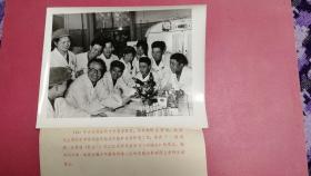 老照片《吉林医科大学外科教授--孟宪民》孟一刀，学习实践论，1972年