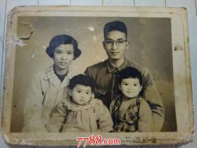老照片；夫妻孩子合影