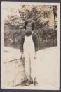 民国老照片，1948年扮鬼脸的小女孩，后有备注“滑稽嘴脸”