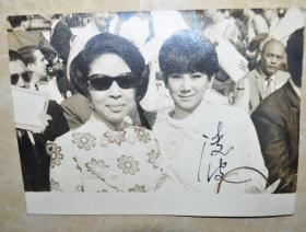 香港六十年代邵氏电影公司著名女演员【凌波 签名】老照片