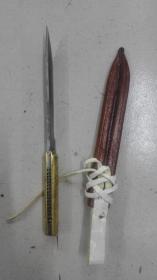 裁纸刀。长20厘米。宽1.8厘米。重117克。品相如图。优质钢刀。