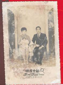 香港---60年代照片【家庭---照片】一张。品如图。尺寸13.1*8.7CM。