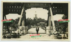 民国北京北海南接团城、北连琼华岛的永安桥和桥南头“积翠”牌楼老照片