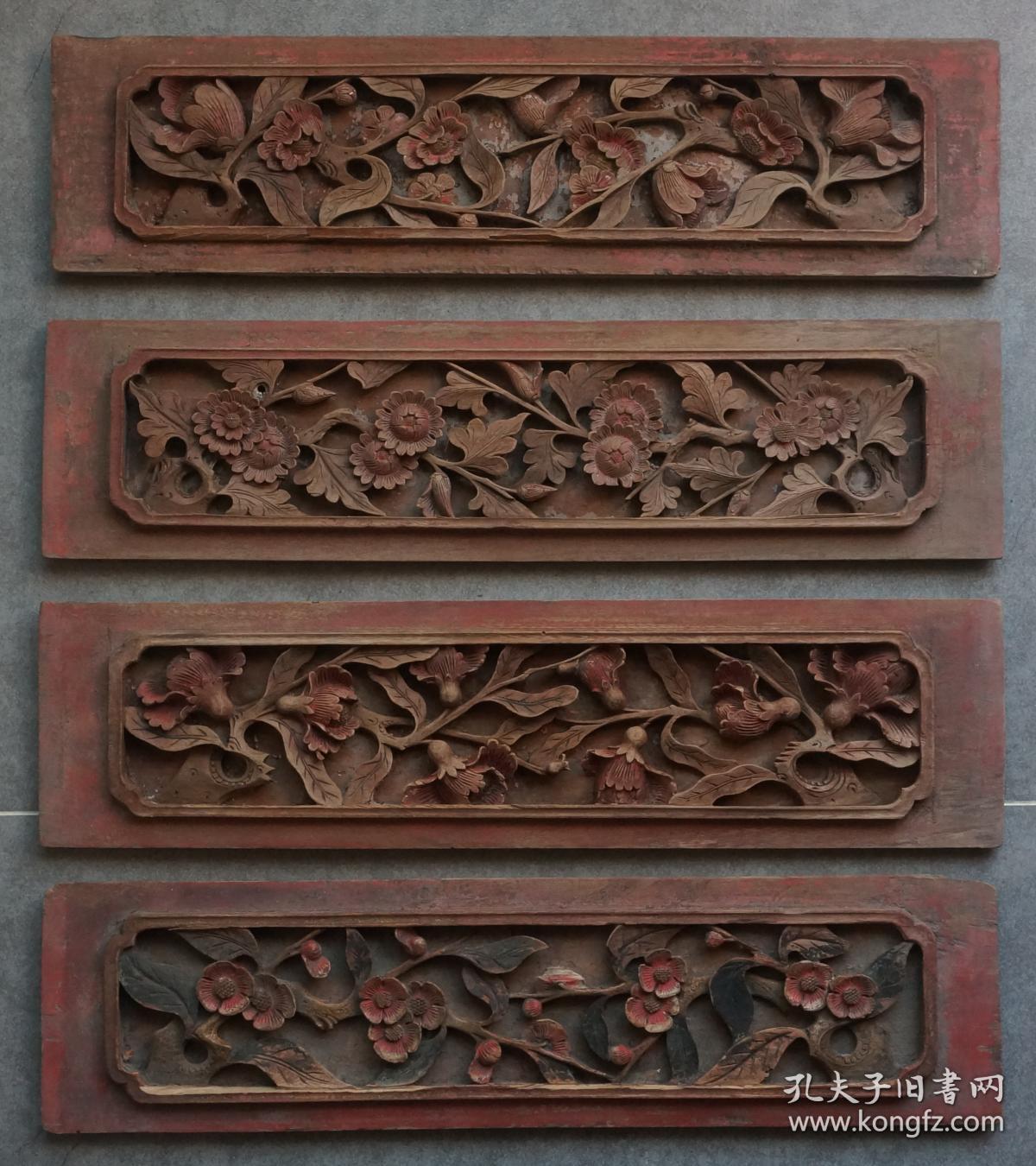 【博物馆馆藏级木雕精品】清乾隆深浮雕矿彩花卉纹槛窗绦环板1套4片。康熙朝还多少保留着明代雕刻的简洁和粗犷，到了雍正时已开始走繁复路线了，此套花板疑为乾隆早期作品，看似繁复却不杂乱，柔弱中又透着刚强，雕工干脆利落，绝不拖泥带水，以至于我们都很难找到刀疤，足见古人的匠心与手艺是何等高超，历经数百年风雨侵蚀，矿彩依旧色泽艳丽，只是变得斑驳，却也多了一层厚厚的包浆，裱个镜框挂在书房文房里，古意盎然。.
