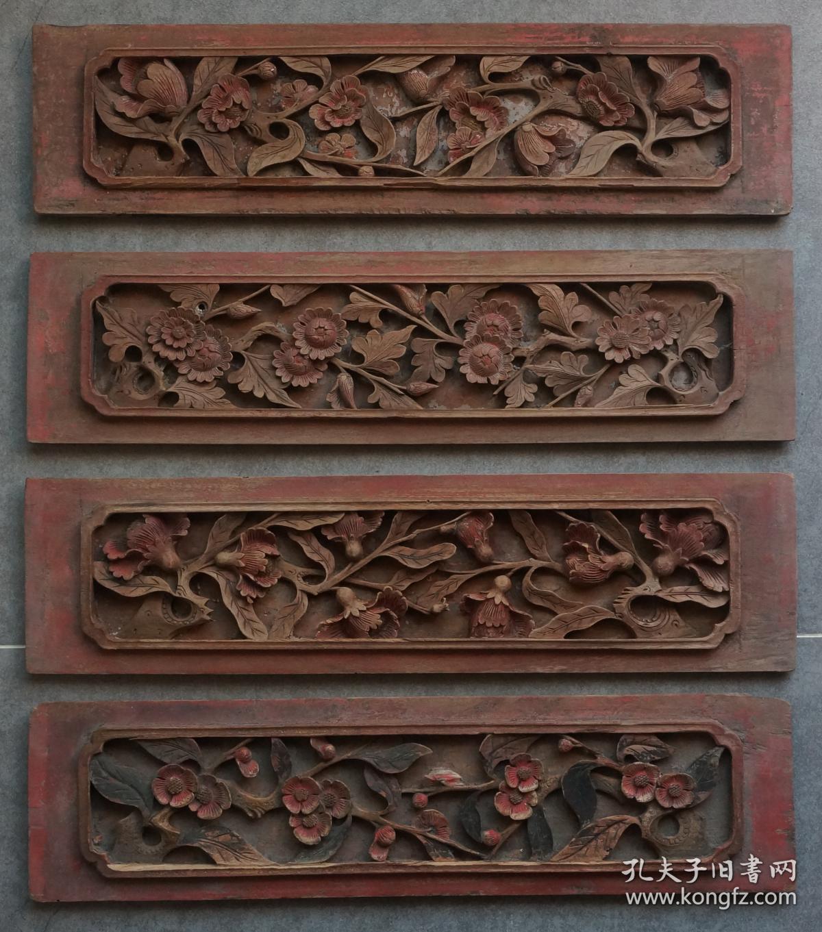 【博物馆馆藏级木雕精品】清乾隆深浮雕矿彩花卉纹槛窗绦环板1套4片。康熙朝还多少保留着明代雕刻的简洁和粗犷，到了雍正时已开始走繁复路线了，此套花板疑为乾隆早期作品，看似繁复却不杂乱，柔弱中又透着刚强，雕工干脆利落，绝不拖泥带水，以至于我们都很难找到刀疤，足见古人的匠心与手艺是何等高超，历经数百年风雨侵蚀，矿彩依旧色泽艳丽，只是变得斑驳，却也多了一层厚厚的包浆，裱个镜框挂在书房文房里，古意盎然。.