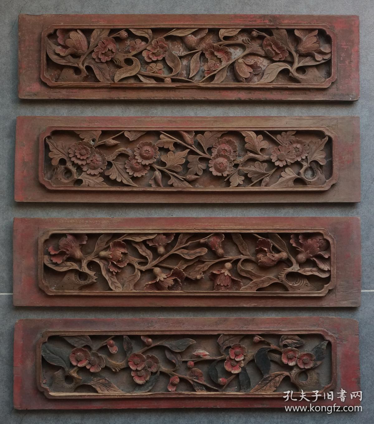 【博物馆馆藏级木雕精品】清乾隆深浮雕矿彩花卉纹槛窗绦环板1套4片。康熙朝还多少保留着明代雕刻的简洁和粗犷，到了雍正时已开始走繁复路线了，此套花板疑为乾隆早期作品，看似繁复却不杂乱，柔弱中又透着刚强，雕工干脆利落，绝不拖泥带水，以至于我们都很难找到刀疤，足见古人的匠心与手艺是何等高超，历经数百年风雨侵蚀，矿彩依旧色泽艳丽，只是变得斑驳，却也多了一层厚厚的包浆，裱个镜框挂在书房文房里，古意盎然。.