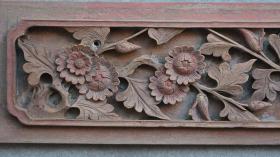 【博物馆馆藏级木雕精品】清乾隆深浮雕矿彩花卉纹槛窗绦环板1套4片。康熙朝还多少保留着明代雕刻的简洁和粗犷,到了雍正时已开始走繁复路线了,此套花板疑为乾隆早期作品,看似繁复却不杂乱,柔弱中又透着刚强,雕工干脆利落,绝不拖泥带水,以至于我们都很难找到刀疤,足见古人的匠心与手艺是何等高超,历经数百年风雨侵蚀,矿彩依旧色泽艳丽,只是变得斑驳,却也多了一层厚厚的包浆,裱个镜框挂在书房文房里,古意盎然。.