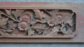 【博物馆馆藏级木雕精品】清乾隆深浮雕矿彩花卉纹槛窗绦环板1套4片。康熙朝还多少保留着明代雕刻的简洁和粗犷,到了雍正时已开始走繁复路线了,此套花板疑为乾隆早期作品,看似繁复却不杂乱,柔弱中又透着刚强,雕工干脆利落,绝不拖泥带水,以至于我们都很难找到刀疤,足见古人的匠心与手艺是何等高超,历经数百年风雨侵蚀,矿彩依旧色泽艳丽,只是变得斑驳,却也多了一层厚厚的包浆,裱个镜框挂在书房文房里,古意盎然。.