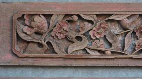 【博物馆馆藏级木雕精品】清乾隆深浮雕矿彩花卉纹槛窗绦环板1套4片。康熙朝还多少保留着明代雕刻的简洁和粗犷,到了雍正时已开始走繁复路线了,此套花板疑为乾隆早期作品,看似繁复却不杂乱,柔弱中又透着刚强,雕工干脆利落,绝不拖泥带水,以至于我们都很难找到刀疤,足见古人的匠心与手艺是何等高超,历经数百年风雨侵蚀,矿彩依旧色泽艳丽,只是变得斑驳,却也多了一层厚厚的包浆,裱个镜框挂在书房文房里,古意盎然。.