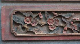 【博物馆馆藏级木雕精品】清乾隆深浮雕矿彩花卉纹槛窗绦环板1套4片。康熙朝还多少保留着明代雕刻的简洁和粗犷,到了雍正时已开始走繁复路线了,此套花板疑为乾隆早期作品,看似繁复却不杂乱,柔弱中又透着刚强,雕工干脆利落,绝不拖泥带水,以至于我们都很难找到刀疤,足见古人的匠心与手艺是何等高超,历经数百年风雨侵蚀,矿彩依旧色泽艳丽,只是变得斑驳,却也多了一层厚厚的包浆,裱个镜框挂在书房文房里,古意盎然。.