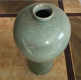 朝鲜万寿台艺术家现代艺术品——高丽青瓷镶嵌梅瓶