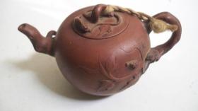 上世纪八十年代出品“亚勤款识、松鼠、葡萄”紫砂茶壶