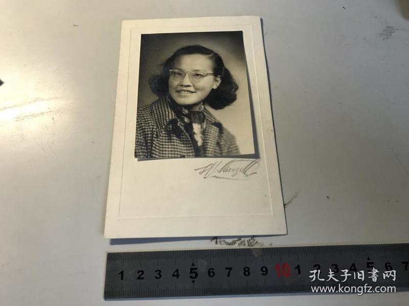 以色列著名摄影师      沈石蒂         摄影  作品   签 名     1950年代   漂  亮      上海 女子   沈石蒂拍摄的老照片  尺寸一般以10寸居多   尺寸小的  反而非常稀见！另外，他的作品  几乎全部都是有他本人的英文签名的！   签名似乎是用铅笔  J14