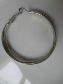 XB-品相非常好的金属质双环老手镯一只，表面亮银色，完好可用