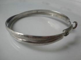XB-品相非常好的金属质双环老手镯一只，表面亮银色，完好可用
