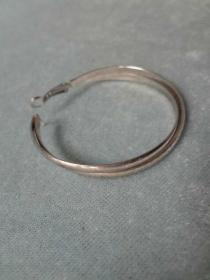 XB-品相非常好的金属质双环老手镯一只，表面亮银色，完好可用