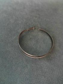 XB-品相非常好的金属质双环老手镯一只，表面亮银色，完好可用