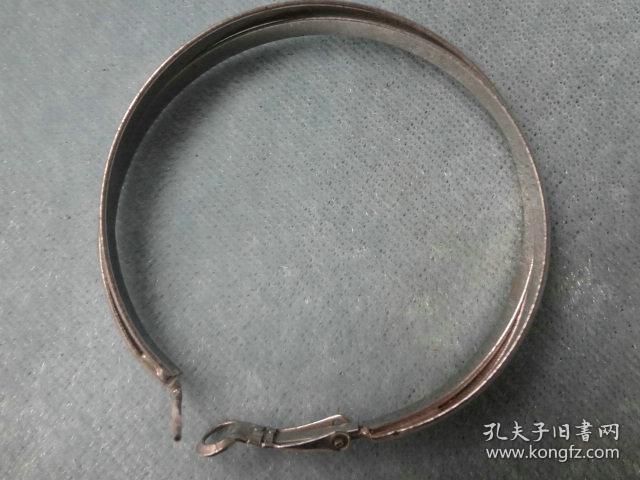 XB-品相非常好的金属质双环老手镯一只，表面亮银色，完好可用