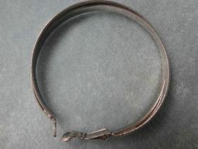 XB-品相非常好的金属质双环老手镯一只，表面亮银色，完好可用