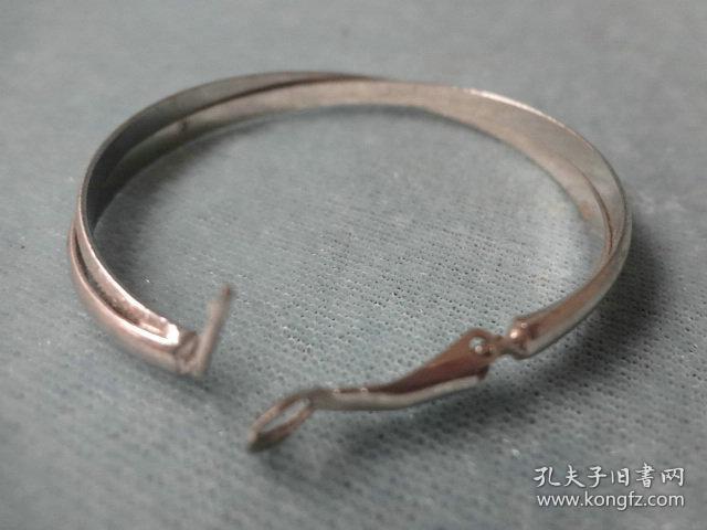 XB-品相非常好的金属质双环老手镯一只，表面亮银色，完好可用